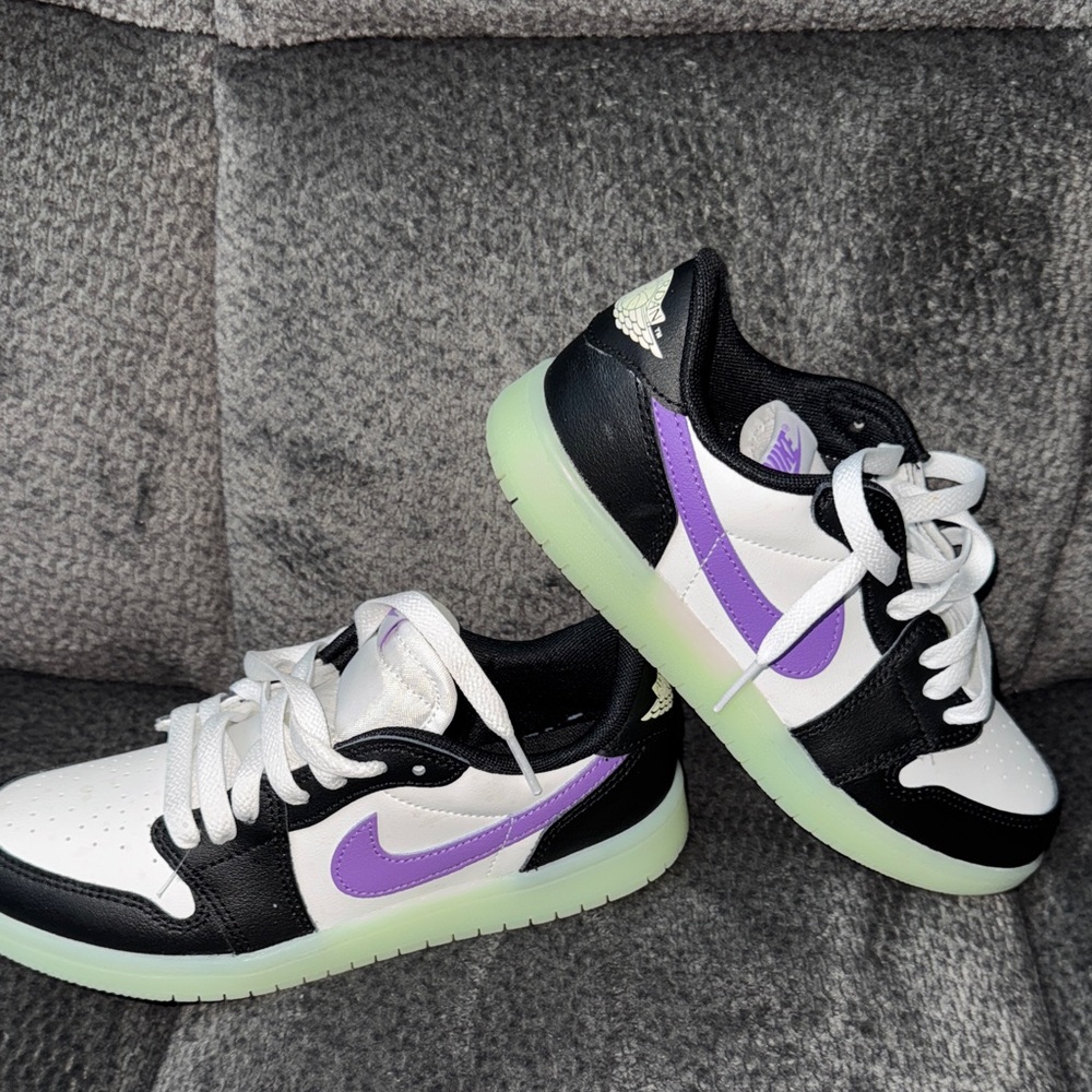Nike Air Jordan Kids' White and Purple Sneakers. Glow in dark - Picture 5 of 5